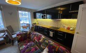 City Centre - Rivers Street, Quiet 2 Bed Ground Floor Georgian Garden Apartment